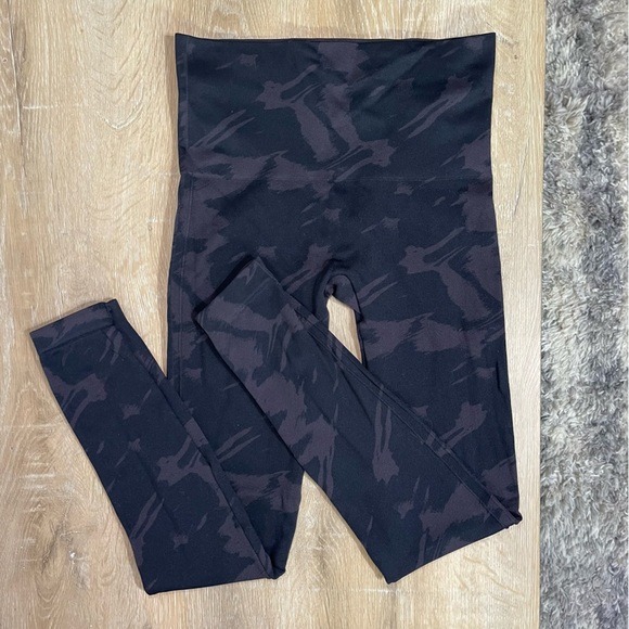 Spanx•Look At Me Now Seamless Legging•Size Medium - Picture 1 of 6